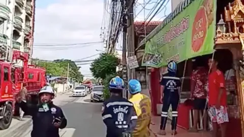 สลด หนุ่มช่างไฟพลาด ถูกช็อตห้อยโตงเตง ดับคาเสาสูงเกือบ 10 ม. 