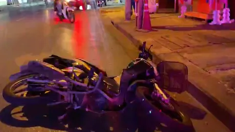 เด็กวัยรุ่นชะตาขาด ขี่จยย.ซ้อน 3 ชนฟุตปาทถนนเศรษฐศิริ หัวฟาดดับ 3 ศพ