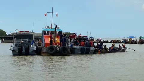 จนท.เจรจาประมงพื้นบ้านเอาเรือปิดปากแม่น้ำตาปี ปมไม่พอใจให้งดรับซื้อหอย