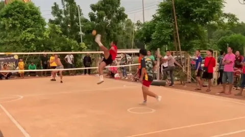 หนุ่มน้ำหนักทะลุร้อย ฟาดตะกร้อสุดโหด ตะลึงทั้งสนาม (คลิป)