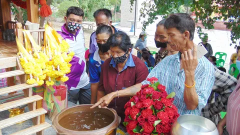 คอหวยแห่ส่องเลข อ่างน้ำมนต์ ศาลตาจันดี-ยายสี หลังรวยแล้ว 4 งวด 