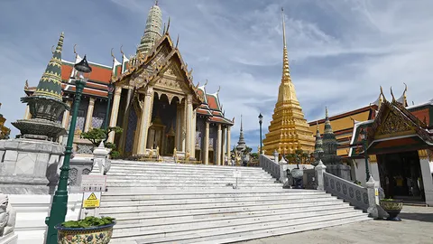 นักท่องเที่ยวเช็กอิน ทยอยเข้าชมพระบรมมหาราชวัง - วัดพระแก้ว