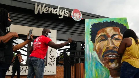 ตำรวจมะกันก่อเหตุซ้ำซาก-แดนผู้ดีประท้วงดุ