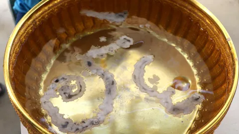 แห่ส่องเลขเด็ด ขันน้ำมนต์ "เจ้าแม่ทรายเงิน" คอหวยเตรียมลุ้นรวย