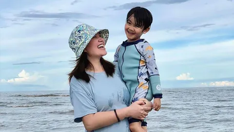 ทาทา ยัง พาลูกชาย น้องเร ไปเล่นน้ำทะเลแบบไร้เงา พี่หมอ