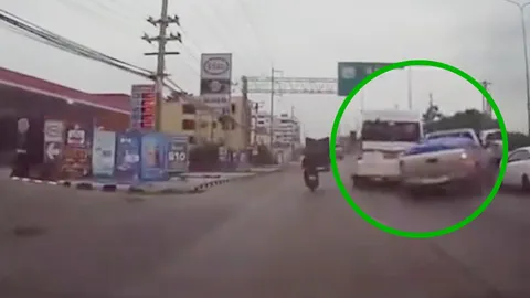 รีบไปไหน รถตู้ซิ่ง แซงซ้าย เสียหลักชนรถคันอื่นพลิกคว่ำ แล้วขับหนี เจ็บ 4 (คลิป)