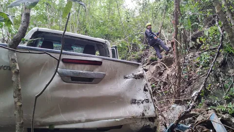 หนุ่มใหญ่วูบขับกระบะตกสะพานห้วยตอง เดชะบุญติดคาต้นไม้ รอดตายราวปาฏิหาริย์