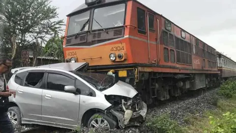 รถไฟสายน้ำตกชนดับ ลุง 59 ขับเก๋งไม่ได้ยินเสียงหวูด ลากไป 400 เมตร 