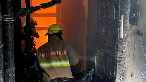 ติดกรงเหล็กโดนย่างสด เจ้าของบ้านวัย 65 หนีไม่ทัน