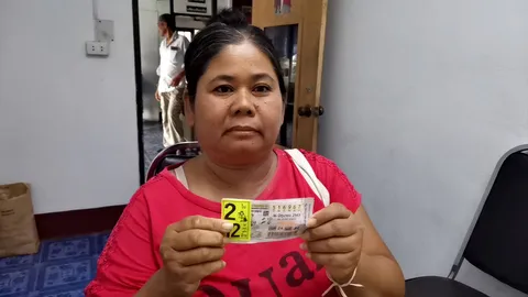 สาวใหญ่สุดเฮง ถูกหวยรับ 12 ล้านบาท เผยพ่อค้ายื่นให้ ตรงเลขที่บ้าน 
