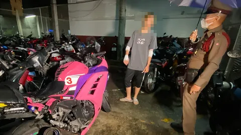 ตร.ล่าหนุ่มขับเก๋ง ไล่ชนบิ๊กไบค์ขี่ช้าเลนซ้าย 2 คันล้มเจ็บแถวสะพานใหม่