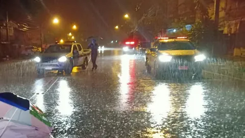 สยองกลางสายฝน ชายนิรนามตายบนถนนที่เลย ชาวบ้านเผยน่าจะเมาถูกรถเฉี่ยวชน