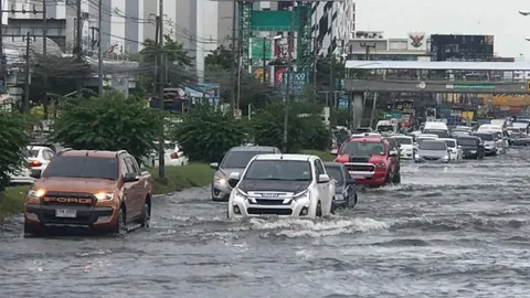ฝนถล่มเมืองชล น้ำทะลักท่วมถนนสุขุมวิท ทำรถติดยาว 