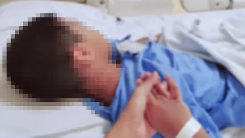 แม่เตือนภัย ลูกชาย 7 ขวบผ่าตัดกล้ามเนื้อตาอ่อนแรง หลังเล่นมือถือนาน