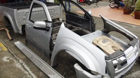 ตร.บ้านบึงบุกรวบแก๊งลักกระบะ ชำแหละส่งขายชายแดน เผยประวัติทำมาโชกโชน