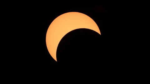 ชมสด สุริยุปราคาบางส่วน ลุ้นบังมากสุด 14.49 น. หากพลาดต้องรออีก 7 ปี (คลิป)