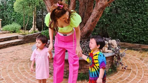 แม่ชม มีวิธีกำราบ พี่พายุ ด้วยประโยคเด็ดที่ทำให้หยุดร้องในพริบตา