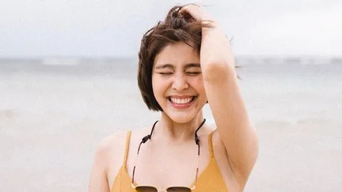 นานๆ จะเซ็กซี่ที หนูนา หนึ่งธิดา ใส่ทูพีซสีเหลือง อวดความสดใสริมทะเล  