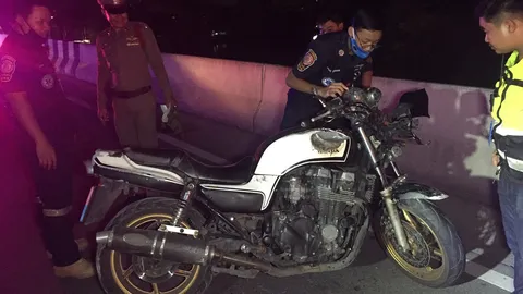 หนุ่มไบเกอร์ควบซุปเปอร์โฟร์ อัดท้ายสิบล้อตายคาที่ เชิงทางลงสะพานสาทร