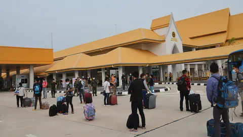 ตม.แม่สอด ตรวจเข้มแรงงานชาวเมียนมา เดินทางกลับมาตุภูมิข้ามไป จ.เมียวดี 