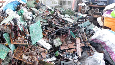 ขยะพิษทิ้งเกลื่อน หวั่นสารก่อมะเร็ง วอนหน่วยงานช่วยก่อนที่ชาวบ้านจะป่วย