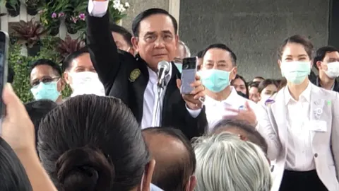 นายกฯ อารมณ์ดี ร้องเพลง "สะพาน" ระหว่าง "เปิดสวนลอยฟ้าเจ้าพระยา" (คลิป)