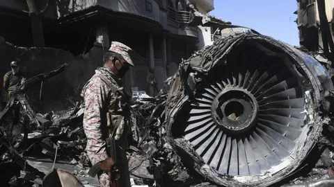 ยิ่งเศร้า เผยผลสอบ เครื่องบินปากีฯตก ดับ 97 เกิดจากความผิดพลาดมนุษย์