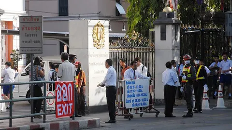 ส่งเทศกิจโบกรถเปิดเทอม จัดจราจรหน้าโรงเรียน-แถมห้ามขายของเกะกะ