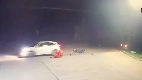 ลุงเกาหลีกลับรถตัดหน้า จยย.หนุ่มทางหลวงชนกระเด็น ร่างลอยตายคาที่ (คลิป)