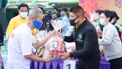 "ธรรมนัส" ลงพื้นที่ดินแดง-ห้วยขวาง มอบของใช้จำเป็น บรรเทาทุกข์โควิดฯ