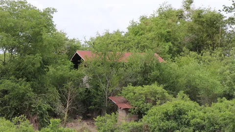 ผู้นำชุมชนวอนนักล่าท้าผี เคารพสถานที่ อย่าบุกรุกบ้านวิญญาณเฮี้ยนอ่างทอง