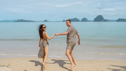 "วาววา ณิชารีย์" พาหนุ่ม "เฮนรี่" ไปเที่ยวทะเล จัดเต็มชุดว่ายน้ำแซ่บ