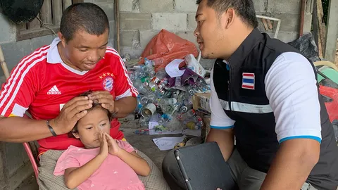 คนใจบุญช่วยเด็ก 5 ขวบเดินเก็บขยะ บริจาคเงินทุนการศึกษารวมกว่า 9 แสน