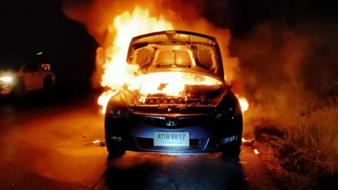 ระทึก 4 คนพ่อแม่ลูก หนีตายแก๊สรั่วไฟลุกพึ่บ ไหม้รถเก๋งวอด (คลิป)