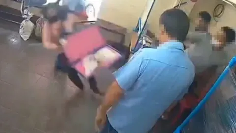 คนขับรถตู้หัวร้อน ถีบหน้าแม่ค้าลอตเตอรี่กระเด็น คาดฉุนพูดหยอกหวยเกินราคา