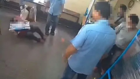 ตำรวจเรียกตัว หนุ่มขับรถตู้หัวร้อน ถีบหน้าแม่ค้าลอตเตอรี่ล้ม (คลิป)