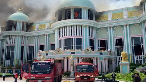 ไฟไหม้บ้านสุขาวดี คฤหาสน์งาม ริมหาดพัทยา เจ้าหน้าที่เร่งดับเพลิง