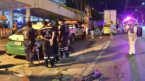 18 ล้อซิ่งชนแท็กซี่เละ ประตูสนามบินเสียหาย โชเฟอร์อ้างมองไม่เห็น