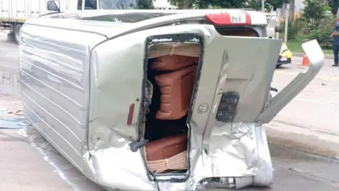 รถบัสชนท้ายรถตู้ส่งคนงานในอมตะซิตี้ บาดเจ็บ 4 คนขับหนีหาย