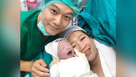 จงเบ K-OTIC ยิ้มแก้มปริ ภรรยาคลอดลูกสาวคนแรก น้องดาริน น่ารักน่าชัง