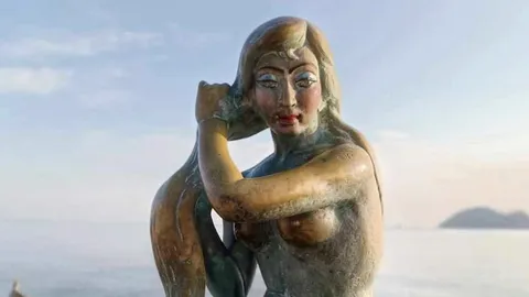 ใครหนอ แอบมาเขียนคิ้ว เขียนตา ทาปาก "นางเงือกทอง" แหลมสมิหลา 