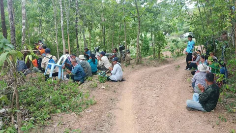 พ่อเฒ่าหลงป่าหาไม่เจอ นิมนต์พระทำพิธีเปิดป่า ปักธูปไม่ทันหมดดอกพบทันที (คลิป)