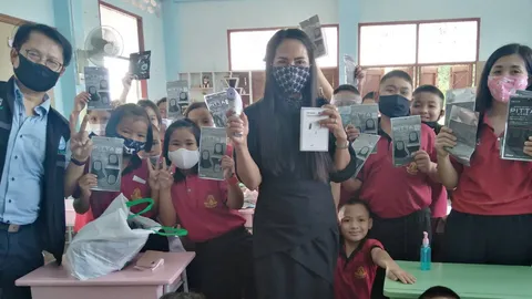 ที่ปรึกษาศูนย์ BLUE HOUSE ลุยแจกอุปกรณ์ป้องกันโควิด 6 รร. ในสุพรรณฯ