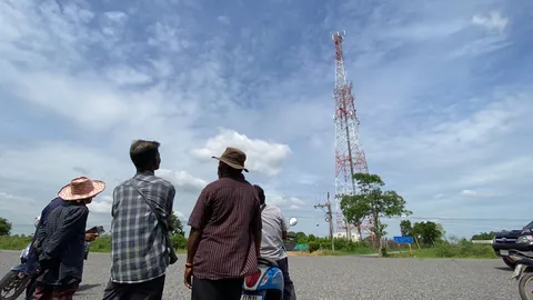 เครียดปีนเสาโทรศัพท์สูง 50 เมตร หนุ่มใหญ่ค้างค่างวด กลัวไฟแนนซ์ยึดรถ