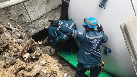 หนุ่มคนงานถูกดินสไลด์พังกำแพง บี้ร่างไปอัดถังบำบัด ตายคาที่ย่านสามเสน