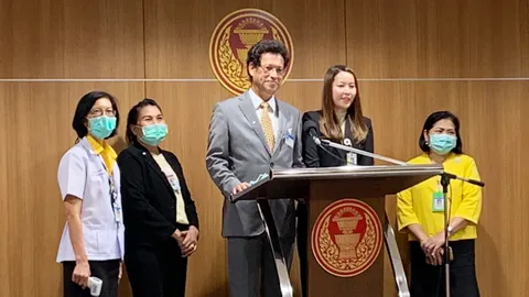 “หมอสุกิจ” พาลูกสาว ส.ส.มุกดา วัดอุณหภูมิโชว์ หลังเป็นข่าวไข้สูงเข้าสภาฯ