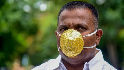 หนุ่มหน้ากากทอง! นักธุรกิจอินเดียควักเงินแสนทำแมสก์ทองคำป้องกันโควิด