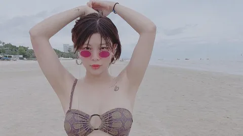 กุ๊บกิ๊บ สุมณทิพย์ อุ้มลูกเที่ยวทะเล เจอชาวเน็ตถามไม่ไปงานศพพ่อแต้วเหรอ