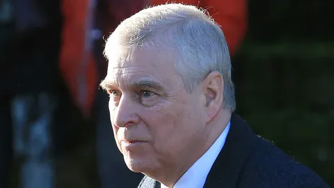 เจ้าชายแอนดรูว์ เครียด ภาพหลุดพระสหายสนิท เควิน สเปซีย์นั่งพระที่นั่งควีน