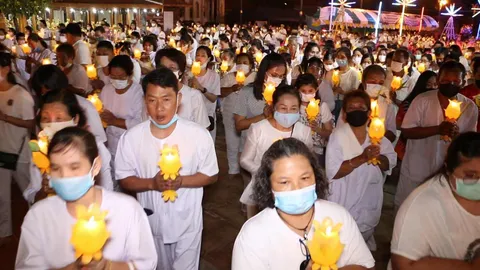 ชาวพุทธหลั่งไหล นำ "ดอกเข้าพรรษา" ร่วมเวียนเทียน วัดพระบรมธาตุนครชุม 